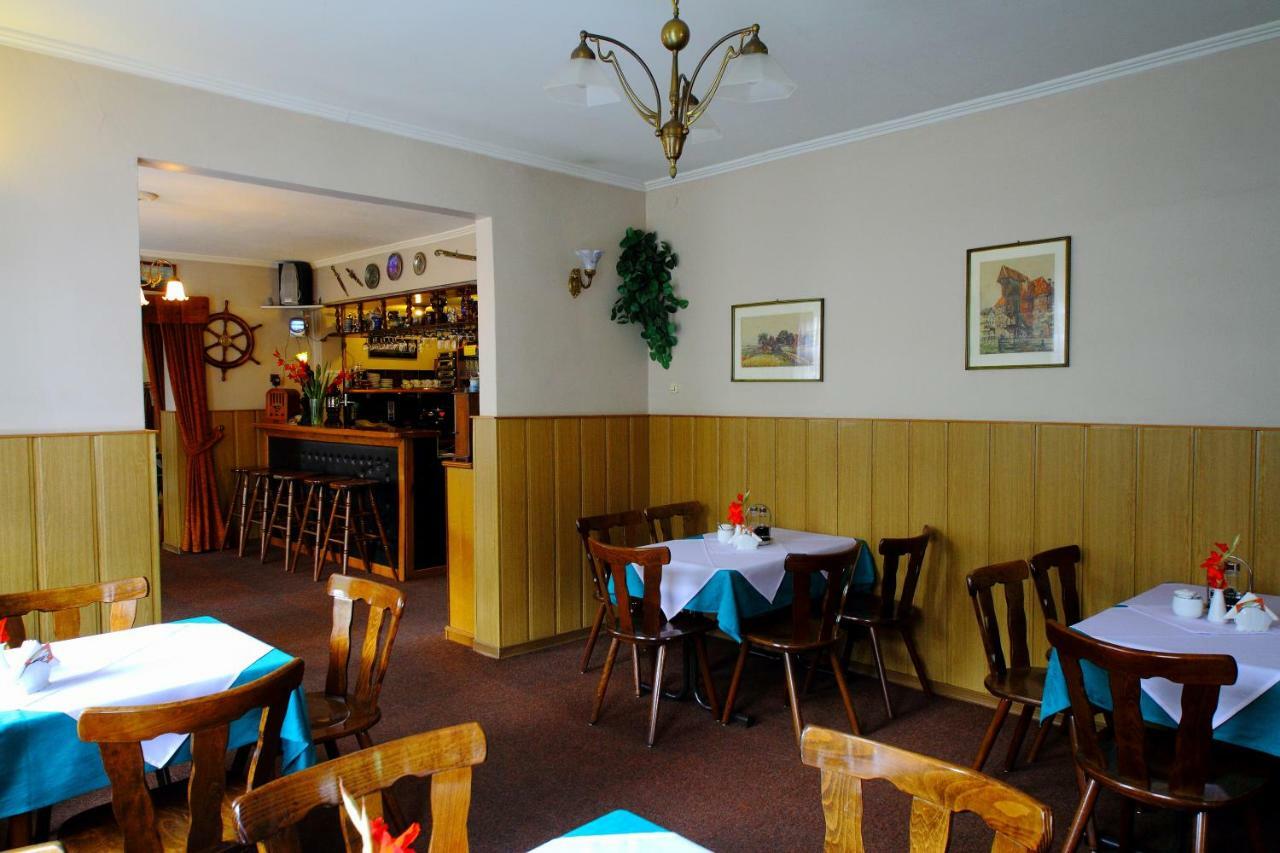 Restaurant & 